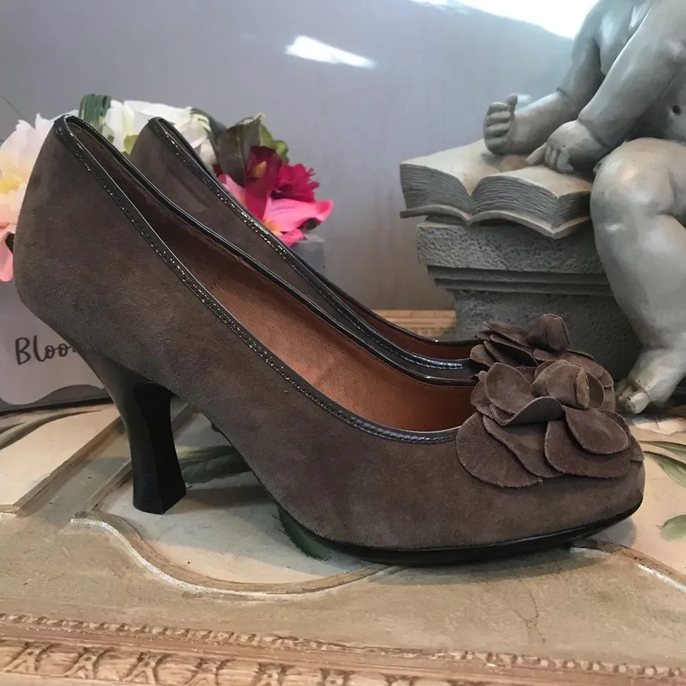 Sofft Suede Leather Pumps Heels Flower Rosette Detail Pin-Up Sz 9W NWOB